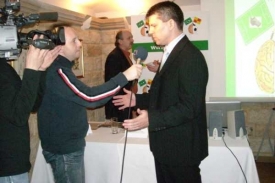Robert Henn (vpravo). Robert Henn (vpravo).