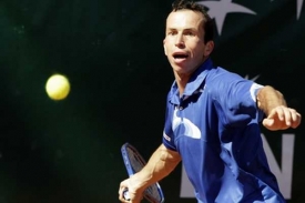Radek Štěpánek má krevní výron v levém koleně. Radek Štěpánek má krevní výron v levém koleně.
