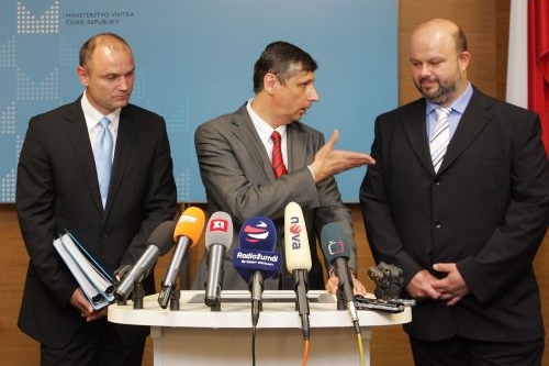 Premiér Jan Fischer &quot;diriguje&quot; střídání stráží na ministerstvu vnitra.