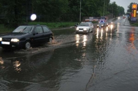Vydatný déšť způsobil problémy především řidičům.