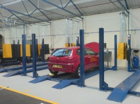 Snili jste o kariéře automechanika? Nyní si svůj sen můžete splnit. Má to ale háček. Musíte si jet své auto opravit do Londýna