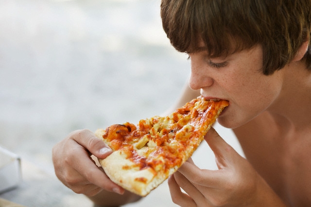 Pizza do nepohody? Rajčatová omáčka, cibule a oliva. (Ilustrační foto)