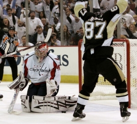 Sidney Crosby (vpravo) se raduje z branky v síti Washingtonu.