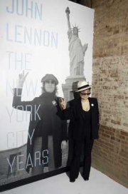 Yoko Ono při zah&aacute;jen&iacute; v&yacute;stavy o Johnu Lennonovi.