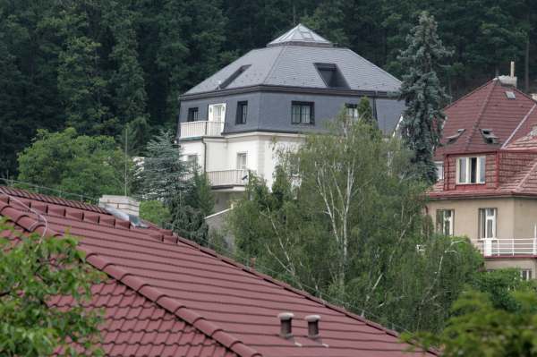 Milionářova vila v Černošicích. Krejčíř ji opustil v roce 2005. Milionářova vila v Černošicích. Krejčíř ji opustil v roce 2005.