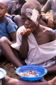 Lid&eacute;, kter&yacute;m humanit&aacute;ři pom&aacute;haj&iacute;, um&iacute;raj&iacute; d&iacute;ky n&aacute;kladu stejn&yacute;ch strojů