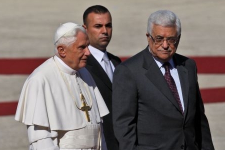 Papež Benedikt XVI. a hlava Palestinců, Mahmúd Abbás. Papež Benedikt XVI. a hlava Palestinců, Mahmúd Abbás.