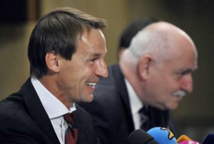 František Straka, za ním předseda svazu Pavel Mokrý.