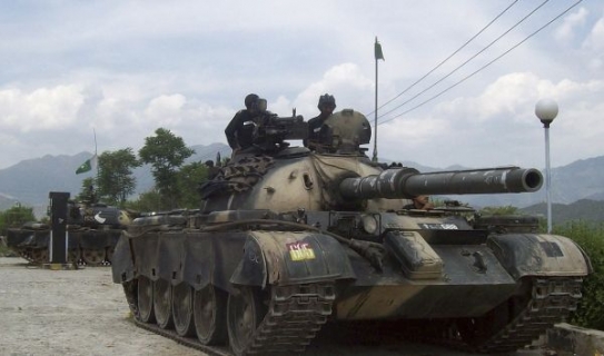 Pákistánský tank míří do strategického okresu Búnír.