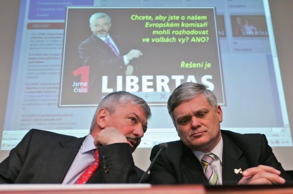 Jednička a dvojka kandidátky Libertas. S gramatickými chybami za zády. Jednička a dvojka kandidátky Libertas. S gramatickými chybami za zády.