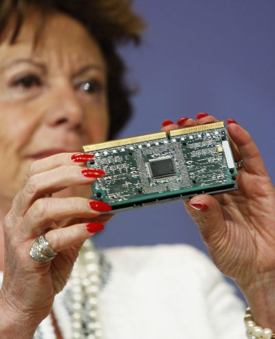 Eurokomisařka pro veřejnou soutež Neelie Kroesová.