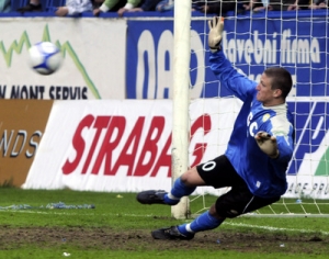 Teplick&yacute; g&oacute;lman Grigar chyt&aacute; penaltu sparťana Pirosky.