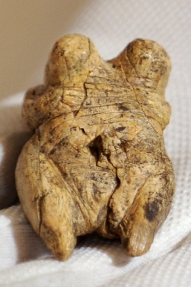 Šesticentimetrová figurka je vyřezána z mamutí kosti.