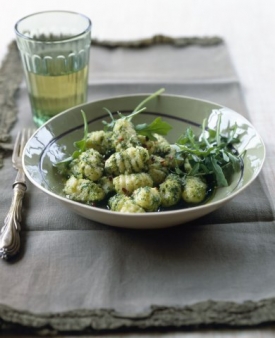 Bramborové gnocchi s bazalkovým pestem a rukolou.