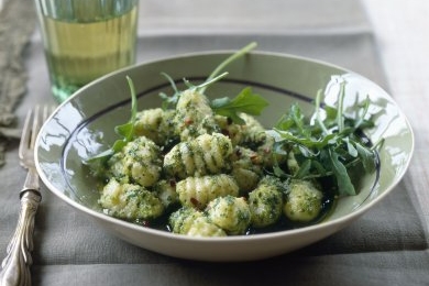 Bramborové gnocchi s bazalkovým pestem a rukolou. Bramborové gnocchi s bazalkovým pestem a rukolou.