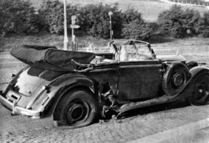 Heydrichovo auto po atent&aacute;tu.