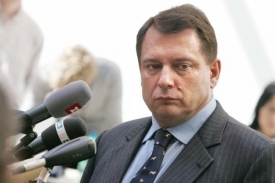 Altner se má omluvit v dopisu zaslaném Jiřímu Paroubkovi.