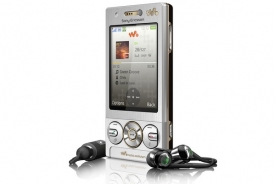 K mobilu Sony Ericsson W705 můžete mít internet na půl roku zdarma.