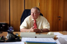 Ministr financí Eduard Janota.