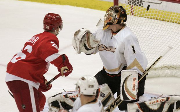 Jiří Hudler proti brankáři Anaheimu Jonasu Hillerovi.
