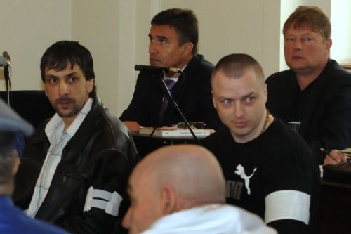 Členové gangu před soudem.
