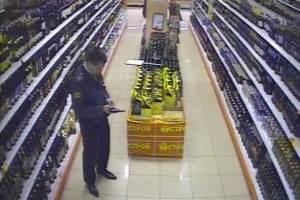 Záběry z bezpečnostní kamery, na kterých policista nabíjí pistoli.
