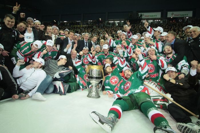 Hokejisté Kazaně s Gagarinovým pohárem pro vítěze KHL. Hokejisté Kazaně s Gagarinovým pohárem pro vítěze KHL.