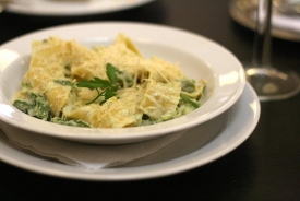 Domácí pappardelle se zeleným chřestem.