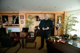 Jaroslav Starka ve své kanceláři.