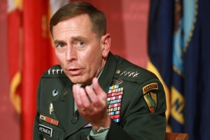 Šéf CENTCOM generál David Petraeus.