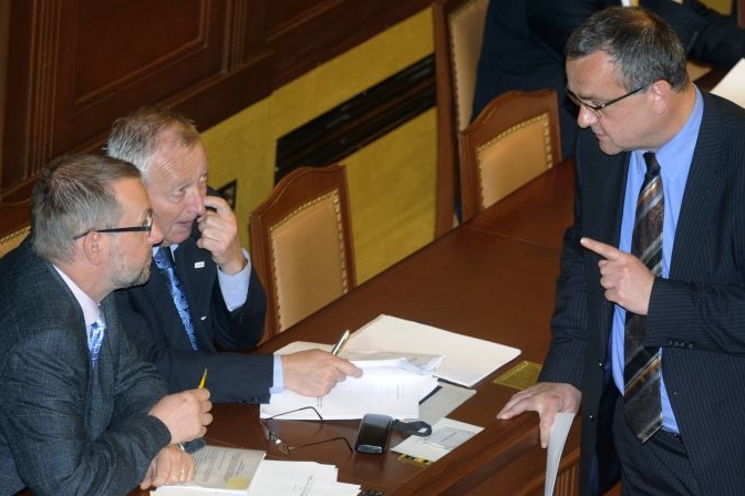 Ministři Eduard Janota a Ladislav Miko v diskusi Miroslavem Kalouskem.