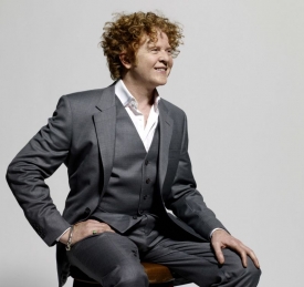 Zpěvák Mick Hucknall.