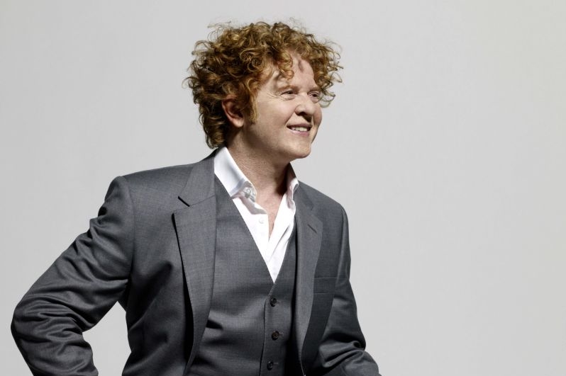 Zpěvák Mick Hucknall. 