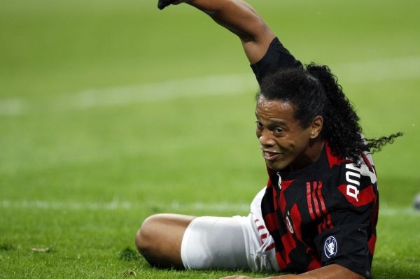 Ronaldinho je na zemi. Kdo ho zvedne? Ronaldinho je na zemi. Kdo ho zvedne?