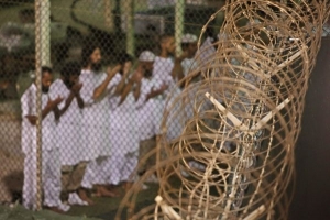 Modlící se vězni ve věznici Guantánamo.