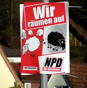 Protipřistěhovaleck&yacute; volebn&iacute; plak&aacute;t NPD.