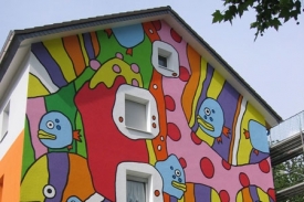 Dům zdob&iacute; fas&aacute;da od heidelbersk&eacute;ho umělce Carstena Kruse.