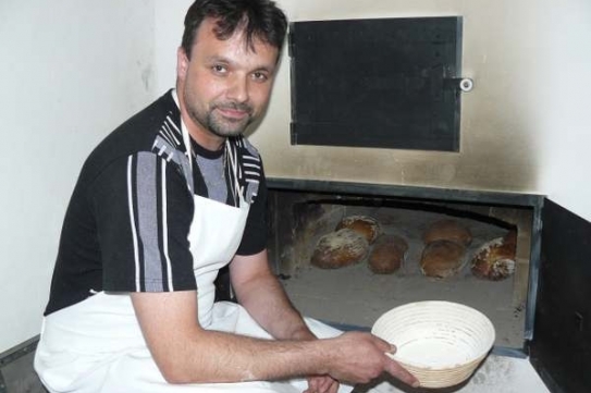Pekař Štefan Černohorský chleba pekl v historické peci poprvé.