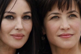 Monica Bellucci a Sophie Marceau na filmovém festivalu v Cannes.