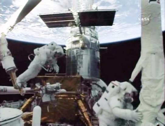Astronauti by v neděli měli v kosmu strávit šest a půl hodiny.