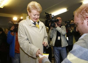 Grybauskait&eacute;ov&aacute; se zapisuje u volebn&iacute; komise.