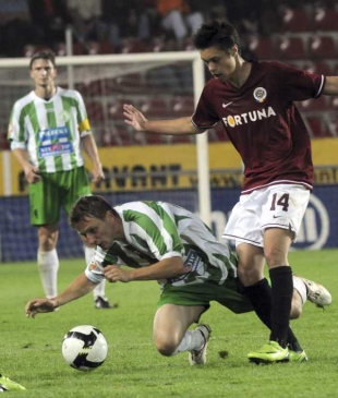 Sparťan Václav Kadlec (vpravo) v utkání s Bohemians.
