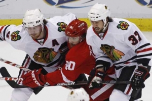 Adam Burish (uprostřed) se v neděli znovu narodil.