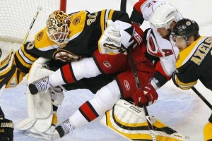 Eric Staal (v červenobílém), kanonýr hokejistů Caroliny Huricanes.