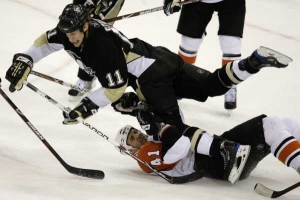 Jordan Staal (vlevo), hokejista Pittsburghu Penguins.