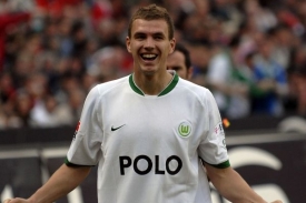 Střelec německ&eacute;ho Wolfsburgu Edin Džeko.