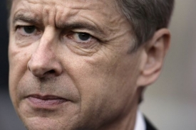 Trenér Arséne Wenger tráví na lavičce Arsenalu již 13 let. Trenér Arséne Wenger tráví na lavičce Arsenalu již 13 let.