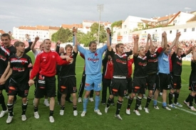 Hráči Slavie se radují, obhájili titul.