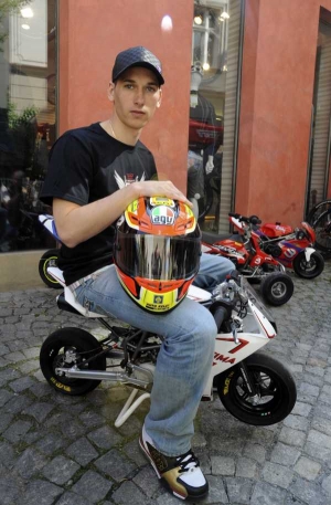Motocyklista Lukáš Pešek.
