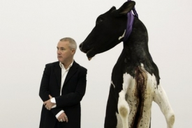Damien Hirst s jednou ze svých mrtvol. Nikoli na pražské výstavě.